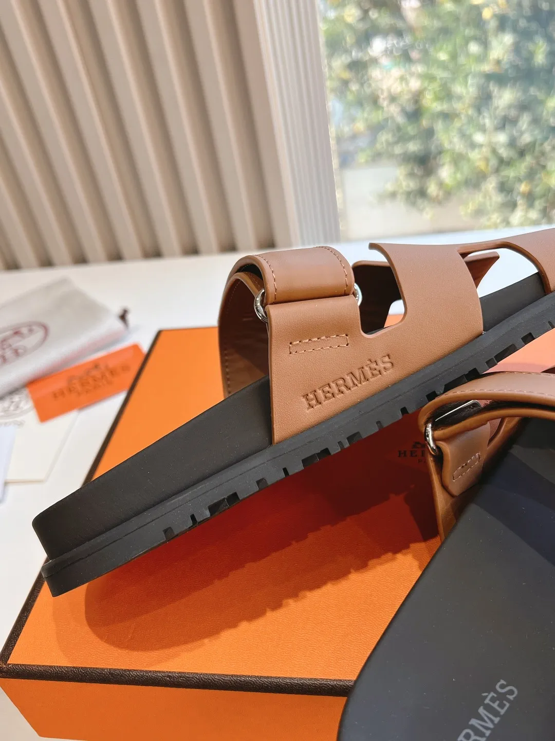 👟👟Ex-factory price 440👟👟 (Top version) H family 2024 spring and summer new style HERMES Hermes' recently popular couple's shoes, pig nose angle sandals and slippers, paired with various colorful socks, very trendy. Upper lining: imported original leather. Outsole: non-slip and wear-resistant outsole. Size: female 35-42 (40/42 non-returnable and non-exchangeable) Men’s size: 39-45 (45 is non-refundable and non-exchangeable)